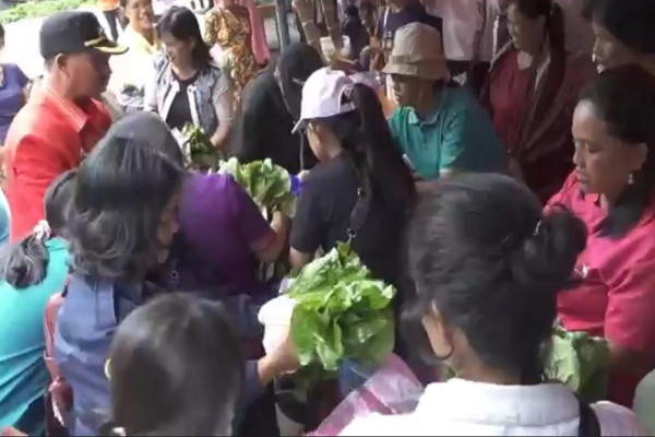 Unik! Wisatawan Serbu Pasar Wisata Tradisional di Toraja Utara