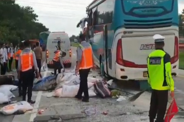 Ngeri! Begini Penampakan Bus Tabrak Truk di Tol Cipali yang Tewaskan 5 Orang