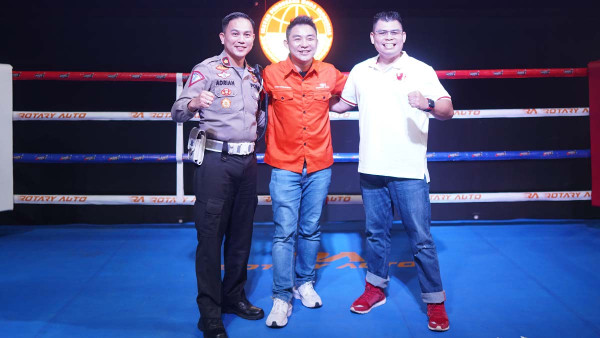 Unik, Chris John Buka Sasana Tinju di Bengkel Otomotif