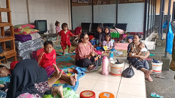 Banjir Melanda, Warga Kampung Cantiga Cipondoh Pilih Mengungsi di Rumah Jagal