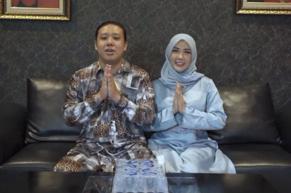 5 Artis Indonesia yang Mengizinkan Suaminya Poligami, Nomor Terakhir Ogah Jadi Istri Kedua