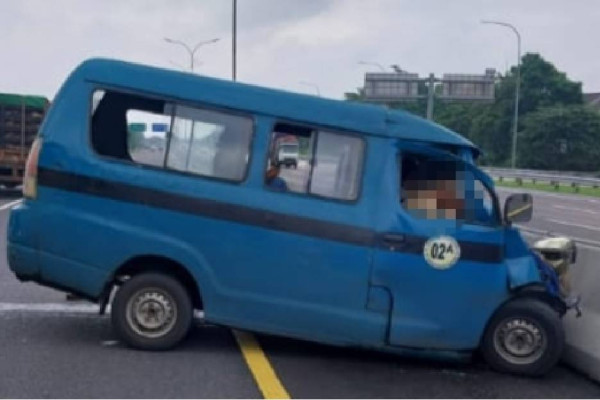 Angkot Tabrak Truk Pengangkut Ayam di Tol Jagorawi, 11 Orang Terluka