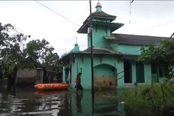 Banjir Menggenangi Ratusan Rumah di Pekalongan, Warga Berdesakan di Pengungsian