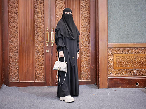 Trik Ubah Gaya Busana Syar'i All Black ala Timur Tengah Jadi Lebih Kekinian