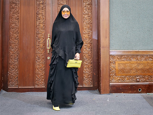 Trik Ubah Gaya Busana Syar'i All Black ala Timur Tengah Jadi Lebih Kekinian