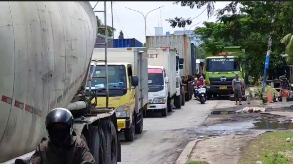 Pagar Jembatan Marunda Tak Kunjung Diperbaiki, Sopir Truk Meradang Kerap Terjebak Macet Parah