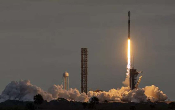 Badai Matahari Dahsyat Tunda Peluncuran SpaceX, Operasi Rig Minyak Kanada Terhenti
