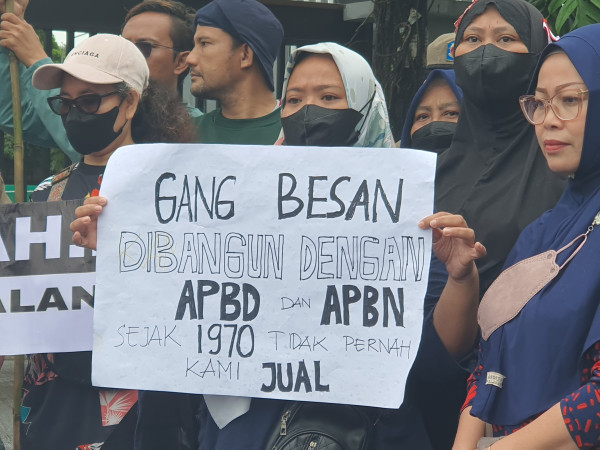 Kisruh Penutupan Gang Besan, Puluhan Warga Demo Minta Lurah Kembalikan Fungsi Jalan