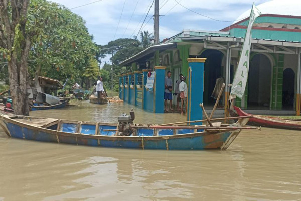 Terisolir! Korban Banjir Muaragembong Bekasi Kelaparan dan Terserang Penyakit
