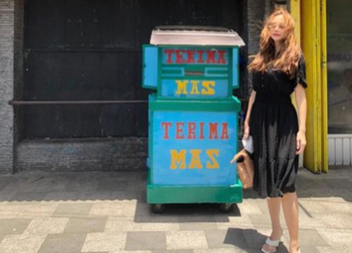 Rambut Berantakan Kena Angin, Aura Kasih Tetap Bikin Netizen Terpesona