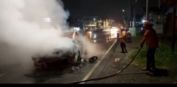 Mengerikan! Mobil dan Motor Terbakar Usai Tabrakan di Gresik