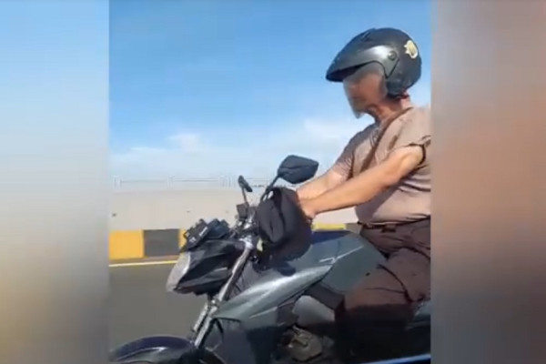 Viral! Pria Bermotor Pakai Seragam Mirip Polisi Santai Melintas di Jalur Roda 4 Suramadu