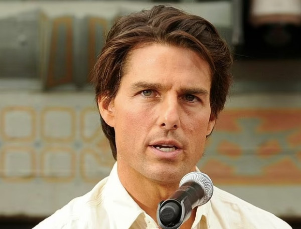 Tom Cruise Pamer Senyum di Acara Producers Guild Awards, Transformasi Giginya Jadi Sorotan