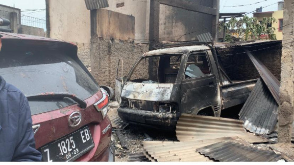 Ajaib! Mobil Ini Utuh di Tengah Kebakaran Hebat Depo Pertamina Plumpang