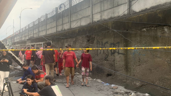 Terobos Garis Polisi, Warga Ramai-ramai Berswafoto di Lokasi Kebakaran Plumpang