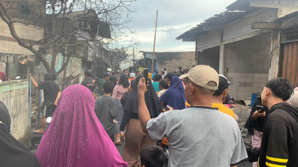 Terobos Garis Polisi, Warga Ramai-ramai Berswafoto di Lokasi Kebakaran Plumpang