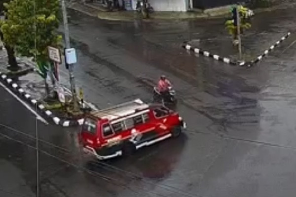 Marah Lihat Angkot Terobos Lampu Merah dan Tabrak Pemotor, Bobby Nasution Tambah 8 CCTV