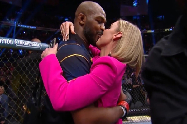 Dicium Tunangan Sebelum Kalahkan Ciryl Gane, Jon Jones: Saya Sangat Mencintaimu!