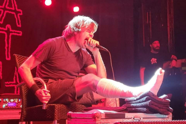 Patah Pergelangan Kaki, Vokalis Napalm Death Manggung sambil Duduk di Kursi