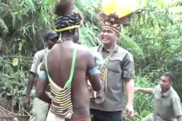 Terobos Sarang KKB di Pedalaman Papua, Begini Penampakan Pangkostrad Bercengkrama dengan Prajurit dan Anak-anak
