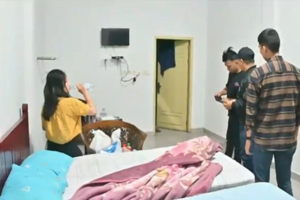 Asyik Mandi Keringat Tanpa Baju di Kamar Hotel, 5 Pasangan Mesum Tak Berkutik Digerebek Polisi