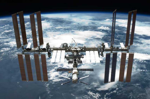 Kosmonot Rusia Selesai Pasang Kursi Khusus di Modul Soyuz MS-23