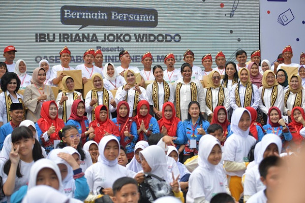 Dukung Gerakan Sekolah Sehat, Ibu Negara dan OASE KIM Ajak Siswa SD Terapkan Permainan Tradisional