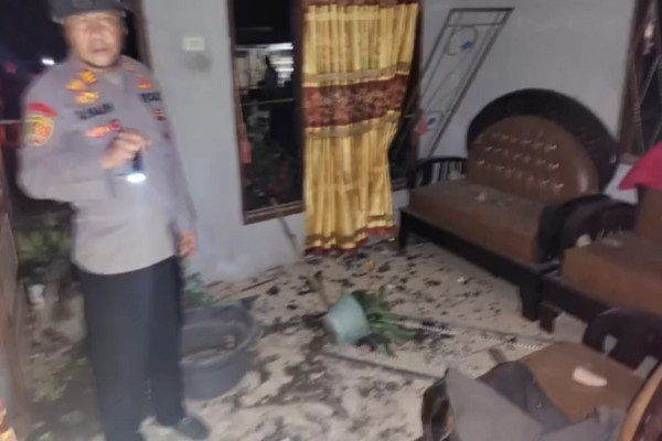 Miris! Dituduh Jadi Dukun Santet, Rumah Lansia Hancur Dilempari Warga