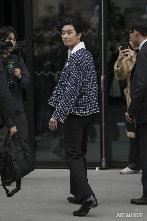 Sikap Park Seo Joon ke Jennie BLACKPINK di Paris Fashion Week Banjir Pujian