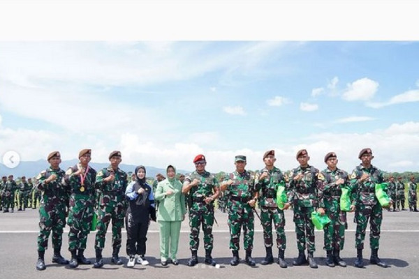 Keren! Carstensz Nidya Aulia Putri Danjen Kopassus Terima Wing Free Fall