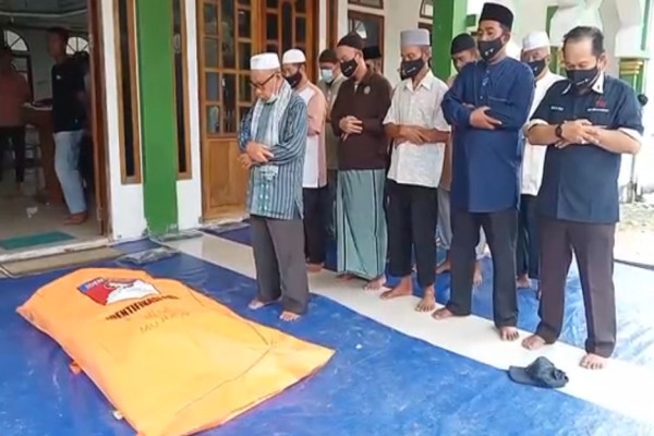 Tangis Mona Pecah Lihat Ibu Kandung Ditemukan di Reruntuhan Longsor Natuna