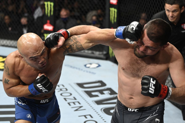 10 Pertarungan Kontroversial di UFC, Nomor 4 Pakai Teknik Bela Diri Terlarang Sanda