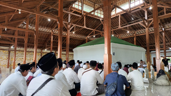 Menyambung Karomah dan Keberkahan di Makam Sunan Gunung Jati