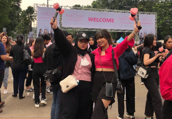 Jelang Konser BLACKPINK di GBK, Yuk Intip Outfit Keren Para Penggemar Berikut Ini
