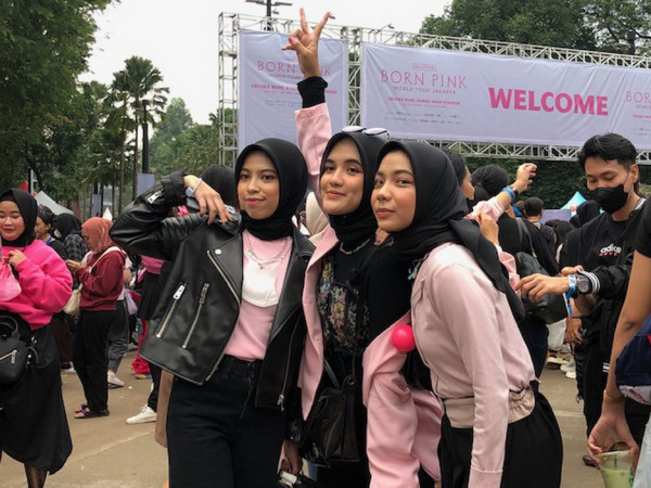 Jelang Konser BLACKPINK di GBK, Yuk Intip Outfit Keren Para Penggemar Berikut Ini