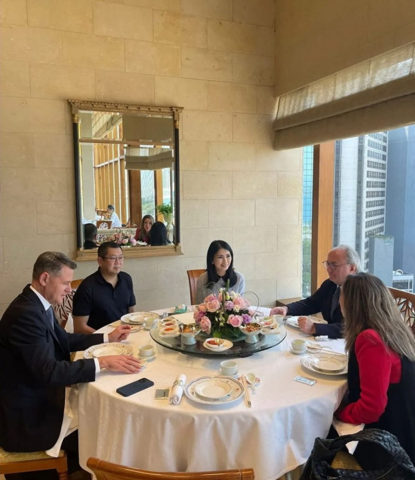 Hary Tanoesoedibjo dan Liliana Makan Siang di Grand Hyatt Hong Kong