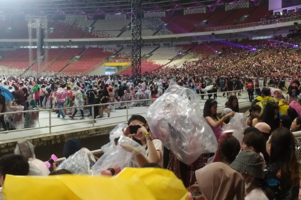 BLACKPINK Belum Naik Panggung, Hujan Sudah Basahi Stadion Utama GBK