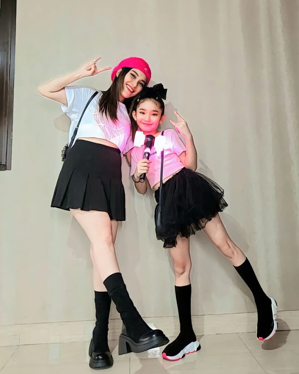 Ayu Ting Ting Ajak Bilqis Nonton Konser BLACKPINK, Gayanya Bikin Gemas