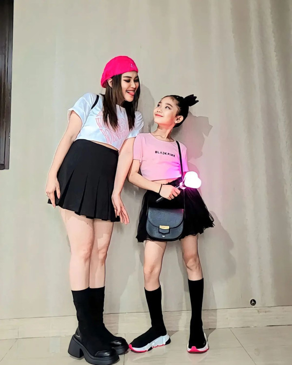 Ayu Ting Ting Ajak Bilqis Nonton Konser BLACKPINK, Gayanya Bikin Gemas