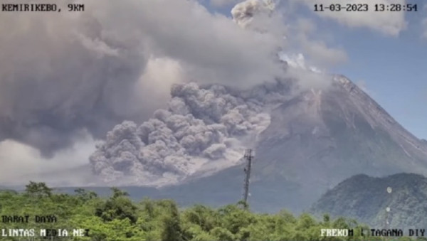 Dahsyat! Diguyur Hujan Abu Erupsi Gunung Merapi, Atap Rumah Berubah Warna Jadi Abu-abu