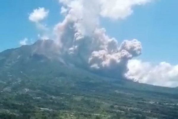 Gunung Merapi Meletus di Sabtu Legi, Ini Penampakannya
