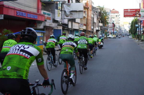 Group Ride Indonesia ke-4 GFNY Mandalika dan GFNY Bali-IFG Life Sambangi Makassar: Menikmati Kota Bersejarah