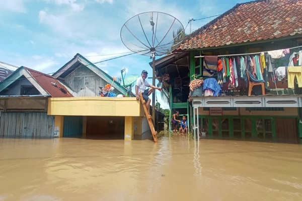 Banjir Terjang Musi Rawas, Begini Penampakan Warga Bertahan di Atap Rumah
