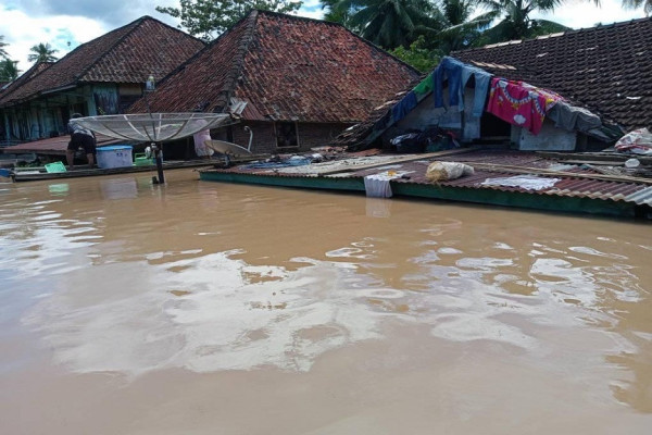 Banjir Terjang Musi Rawas, Begini Penampakan Warga Bertahan di Atap Rumah