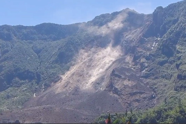Dinding Gunung Galunggung Longsor Timbun Danau Kawah, Begini Penampakannya