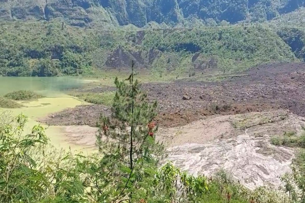 Dinding Gunung Galunggung Longsor Timbun Danau Kawah, Begini Penampakannya
