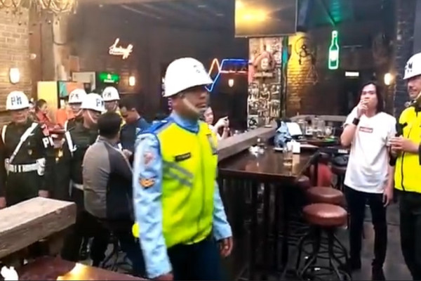 Berseragam Lengkap, Pasukan Kogartap II/Bandung Sisir Diskotik dan Karaoke