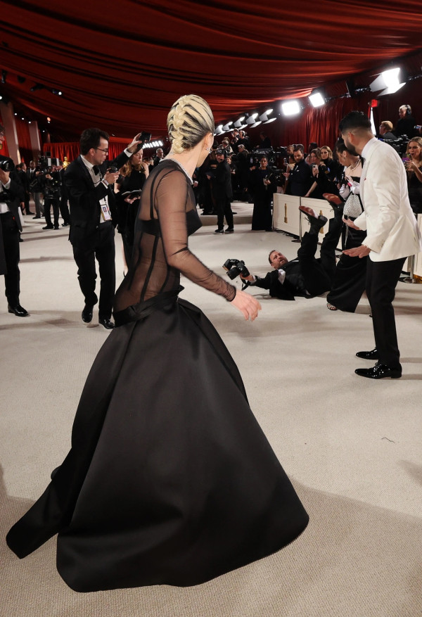 Lady Gaga Tolong Fotografer yang Jatuh di Oscar 2023