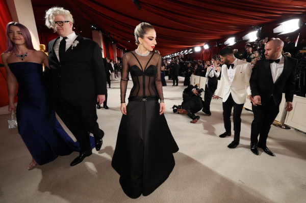 Lady Gaga Tolong Fotografer yang Jatuh di Oscar 2023