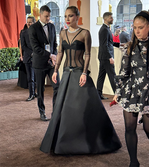 Sempat Dikabarkan Tak Bisa Hadiri Oscar, Lady Gaga Muncul di Red Carpet dengan Gaun Hitam Versace